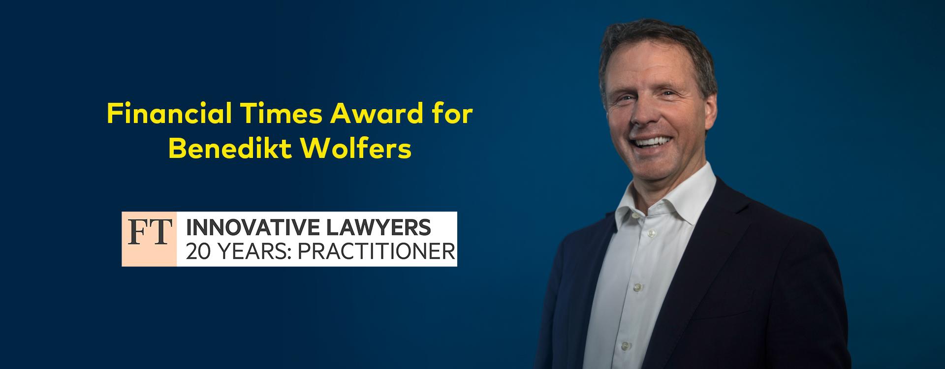 Portrait of Benedikt Wolfers next to the award logo ‘FT Innovative Lawyers 20 Years: Practitioner’ on a blue background.