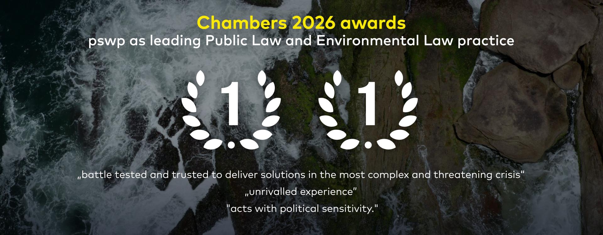 Chambers 2026 Awards: pswp als führende Kanzlei für Öffentliches Recht und Umweltrecht ausgezeichnet, zweimal Platz 1, dargestellt mit Lorbeerkränzen vor einer Luftaufnahme von Felsen und Meereswellen.