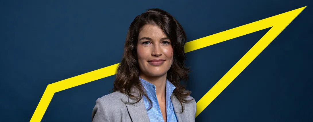 Portrait of Nele Lucht in front of a dark blue background with a yellow graphic element.
